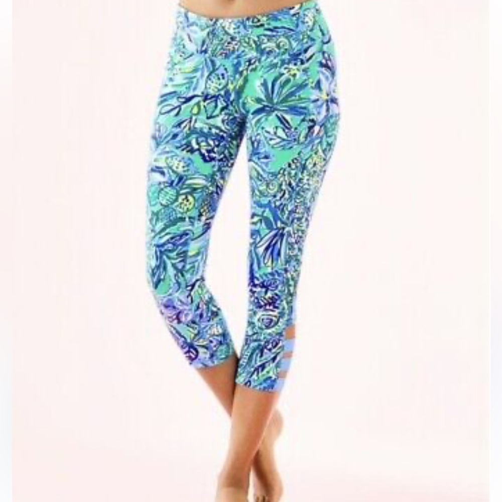 Lilly Pulitzer luxletic Weekender Cropped Leggings Bennett Blue Sneak A Beak L
